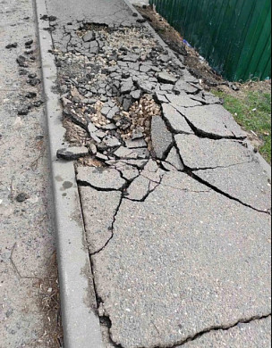 Мусоровоз 7 месяцев разрушает тротуар на Авдотьинской улице в Иванове